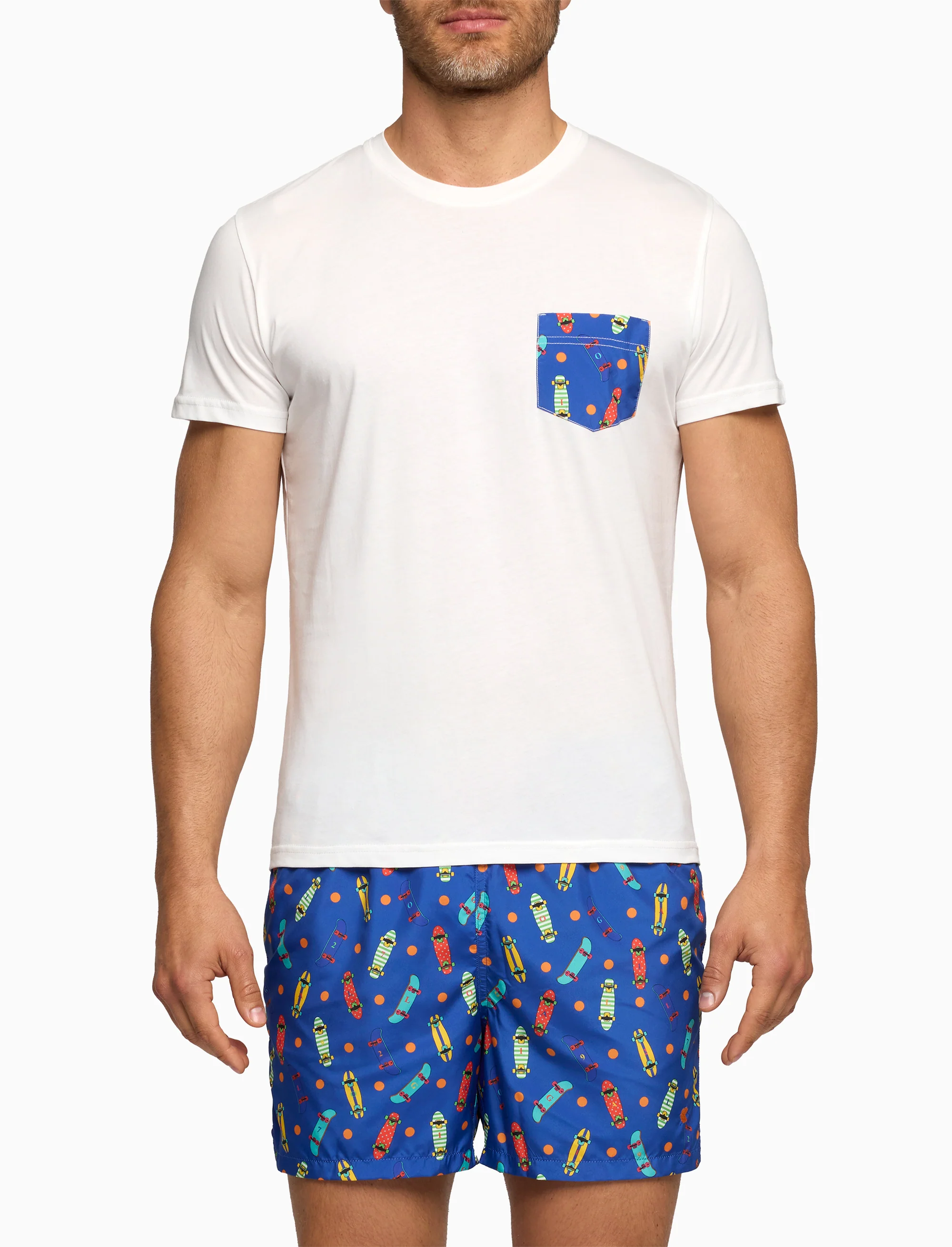 T-shirt girocollo uomo cotone tinta unita bianco con taschino fantasia skateboard su fondo