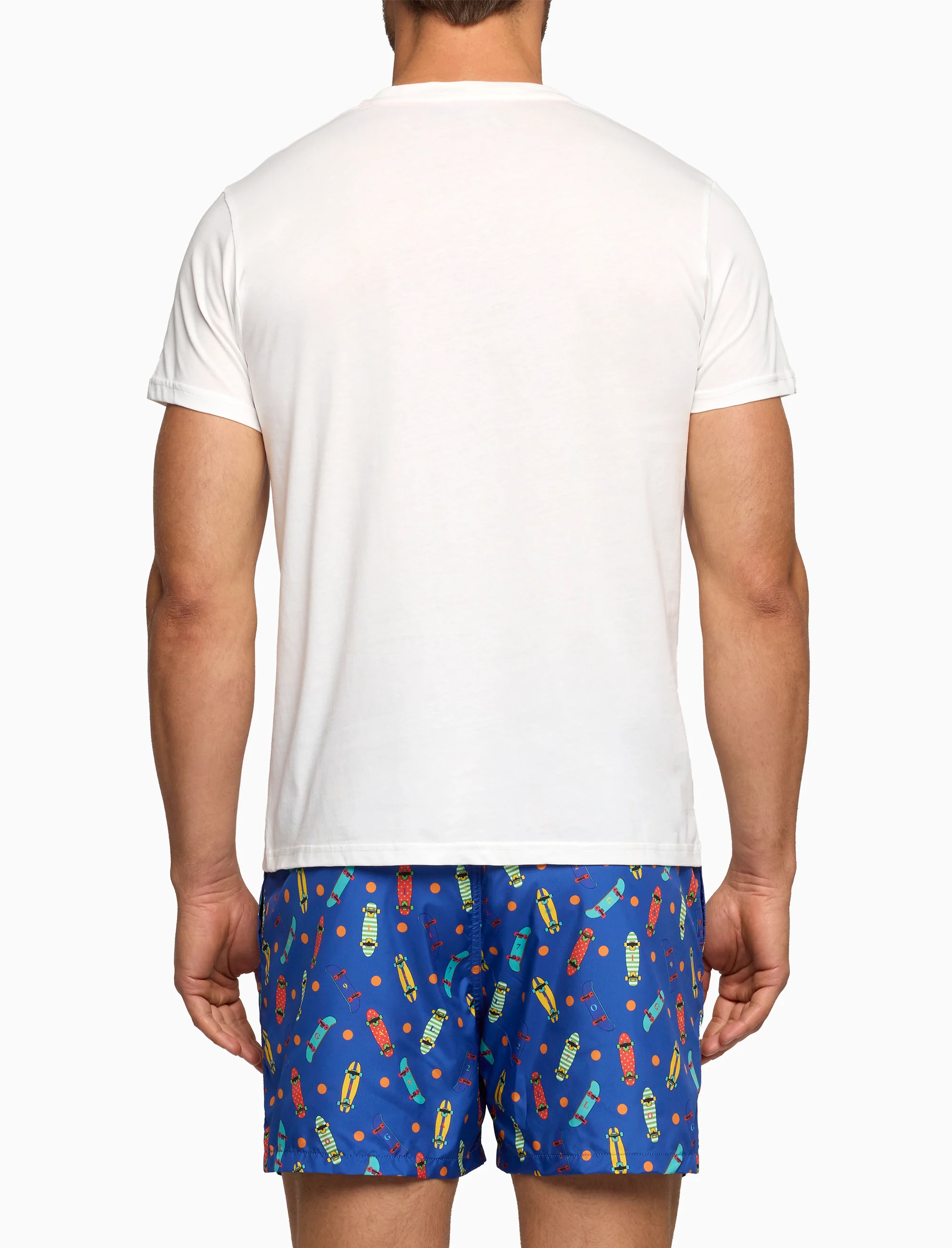 T-shirt girocollo uomo cotone tinta unita bianco con taschino fantasia skateboard su fondo - Image 2