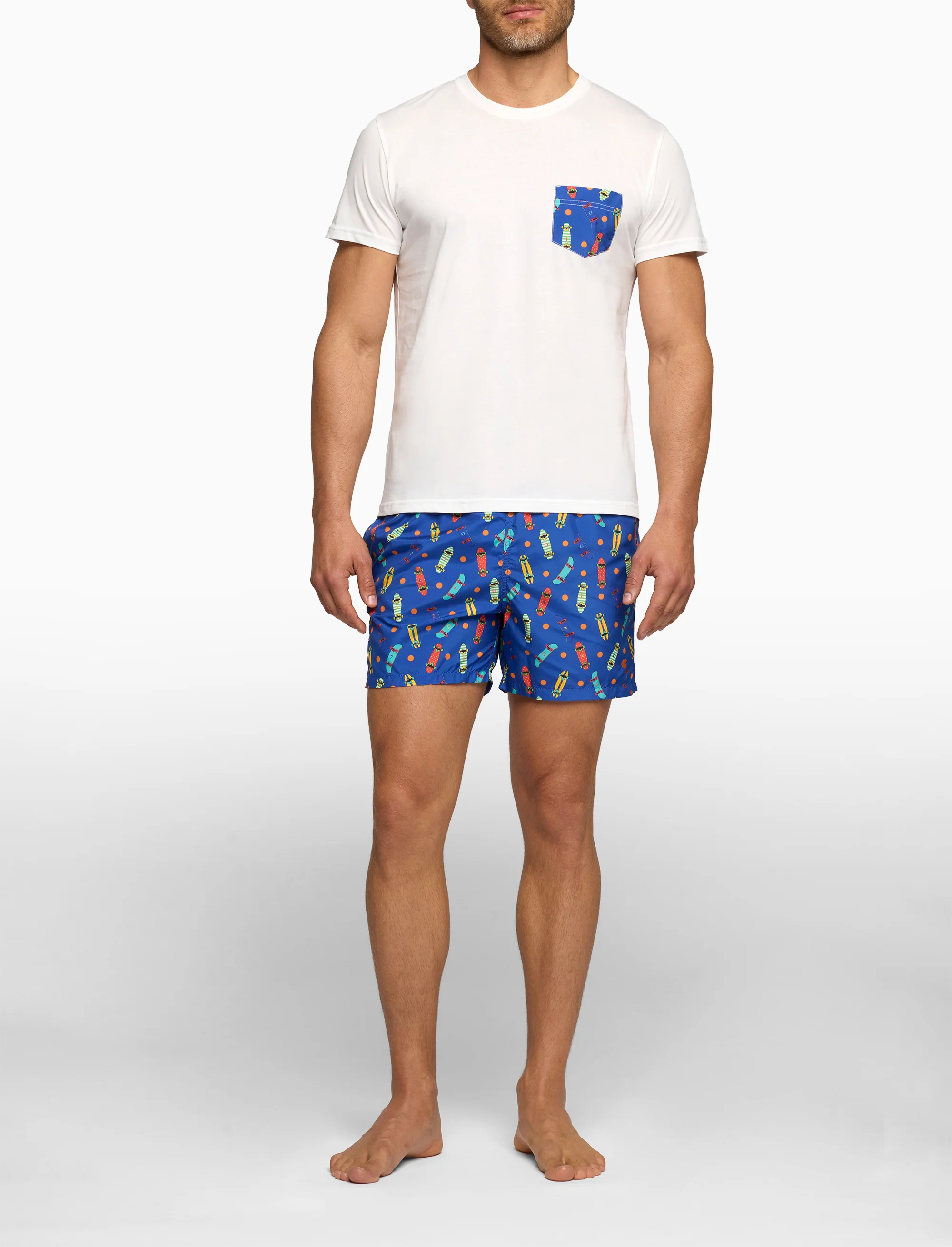 T-shirt girocollo uomo cotone tinta unita bianco con taschino fantasia skateboard su fondo - Image 3