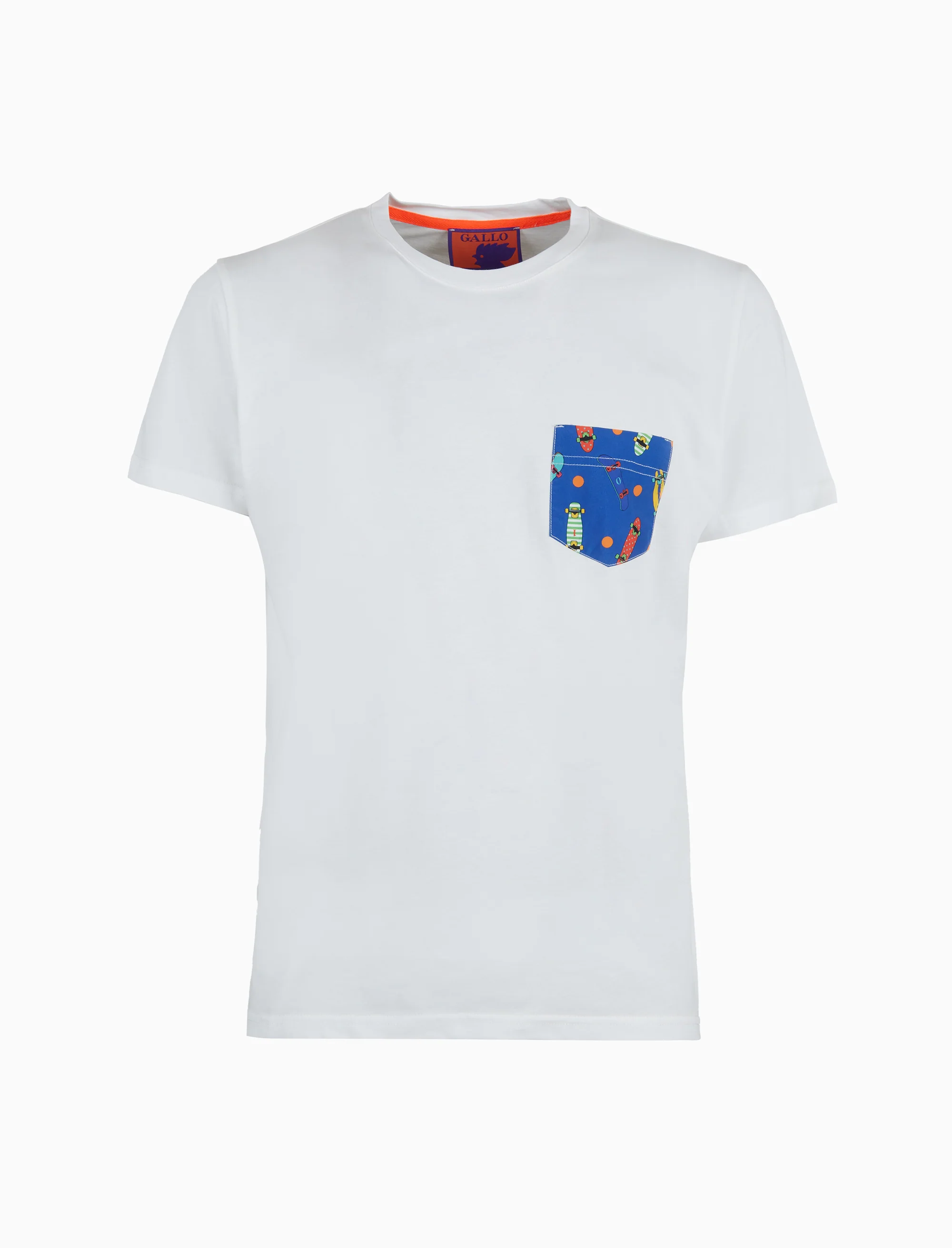 T-shirt girocollo uomo cotone tinta unita bianco con taschino fantasia skateboard su fondo - Image 4